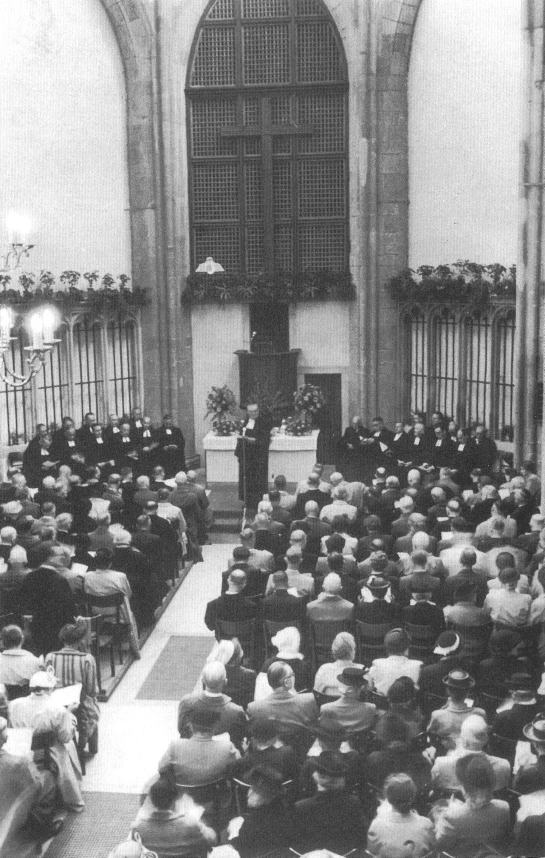 Gottesdienst im ersten provisorischen Kirchenraum 1952 mit Pfarrer Heinrich Schmitz.